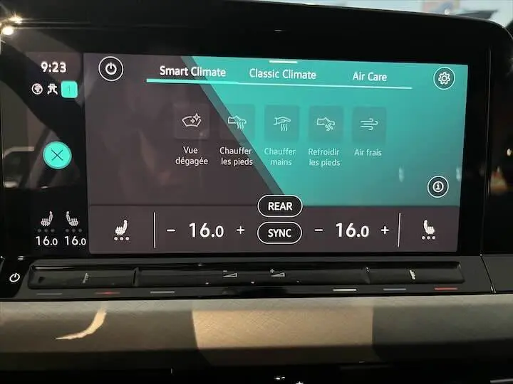 Écran tactile du système de climatisation de la Volkswagen Golf 8 en intérieur, affichant les réglages Smart Climate.