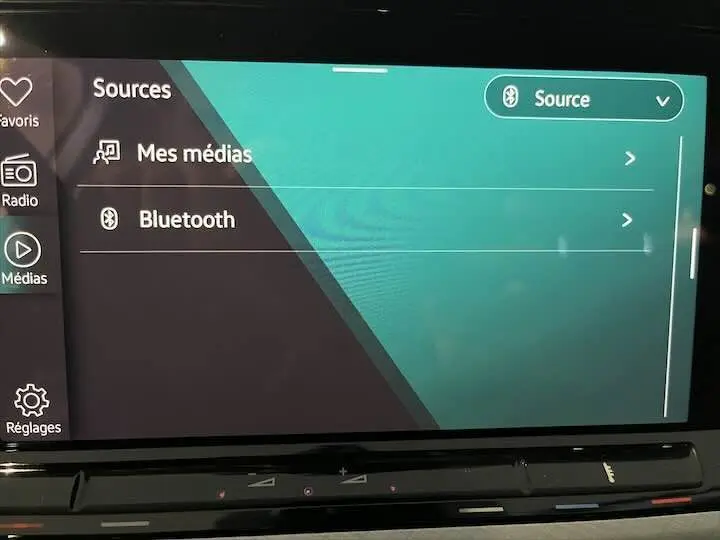 Écran tactile multimédia de la Volkswagen Golf 8 en mode sources, avec options Bluetooth et médias visibles.