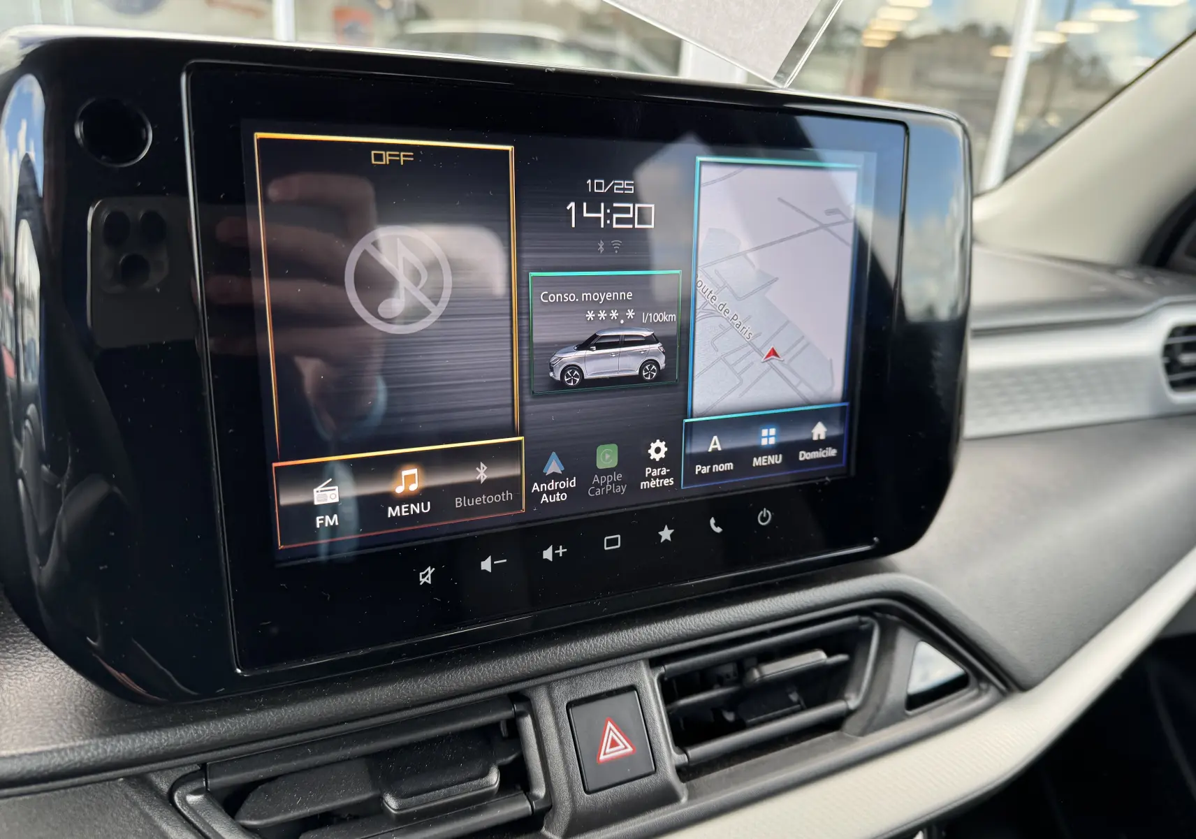 Écran tactile central de la Suzuki Swift 1.2 Hybrid Privilege Auto 2025 affichant navigation et menu multimédia.