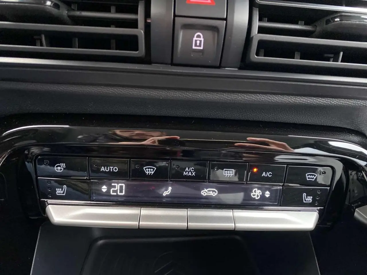 Panneau de commande de climatisation automatique du Citroën C3 Aircross 2025 avec affichage digital et boutons tactiles noirs.