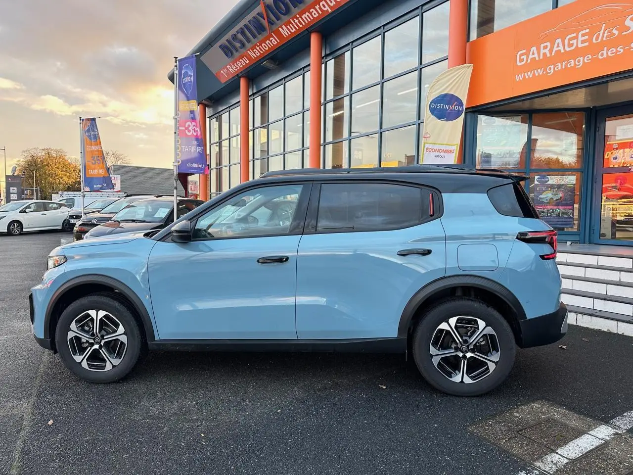 Profil côté gauche d'une Citroën C3 Aircross 2025 bleu Monte Carlo avec toit noir, jantes 17'' et rétroviseurs noirs.