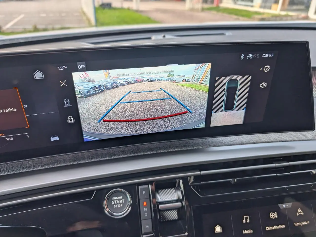 Écran central du Peugeot 3008 blanc 2025 montrant la caméra de recul et l'affichage de stationnement assisté.