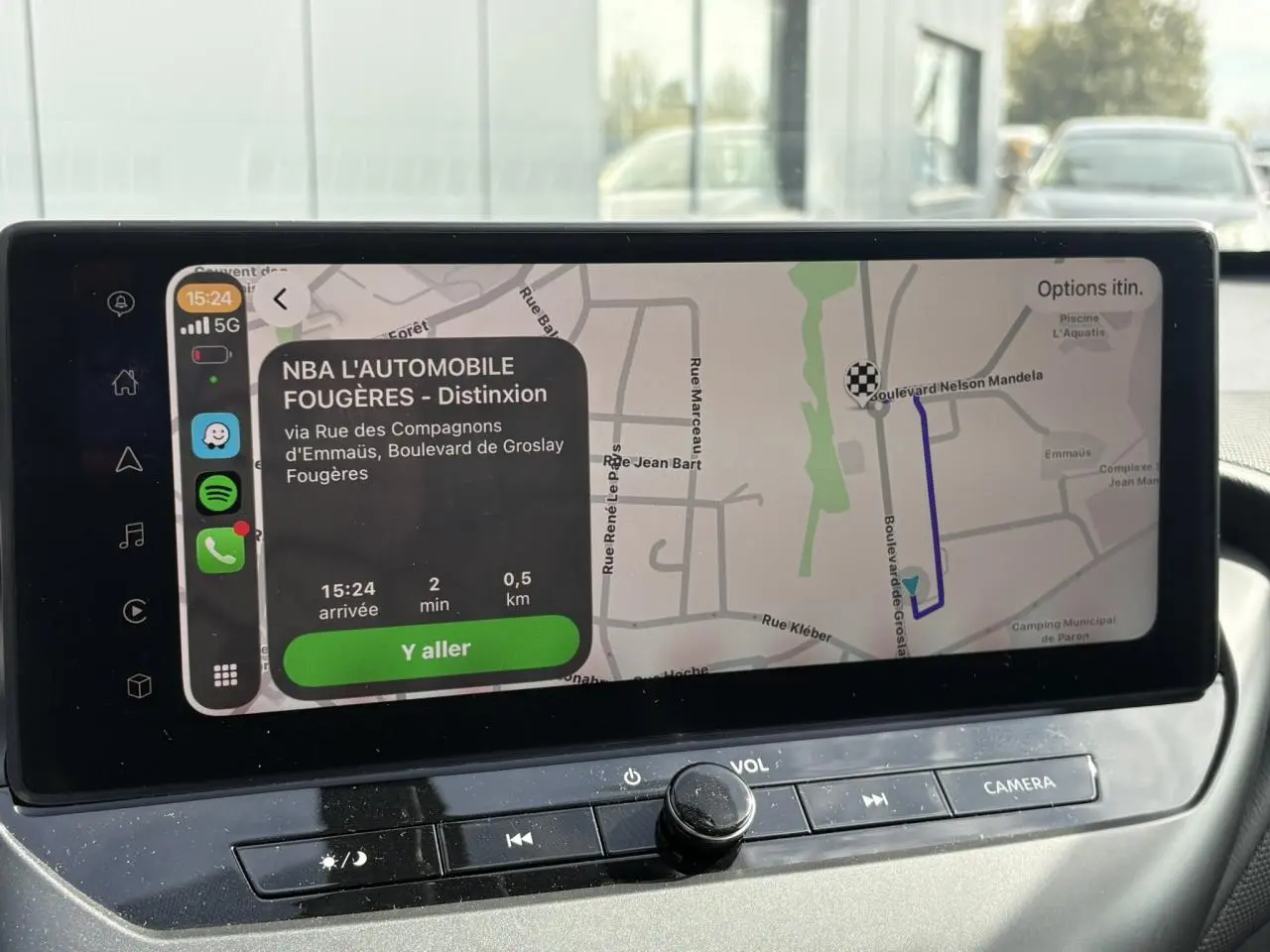 Écran tactile central du Nissan Juke gris Ceramic 2025 affichant un itinéraire GPS avec options de navigation.