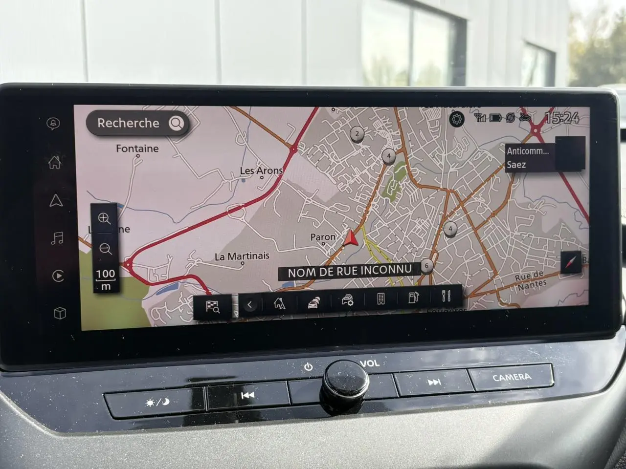 Écran tactile GPS du Nissan Juke 2025 affichant une carte avec options de zoom et menu en bas.