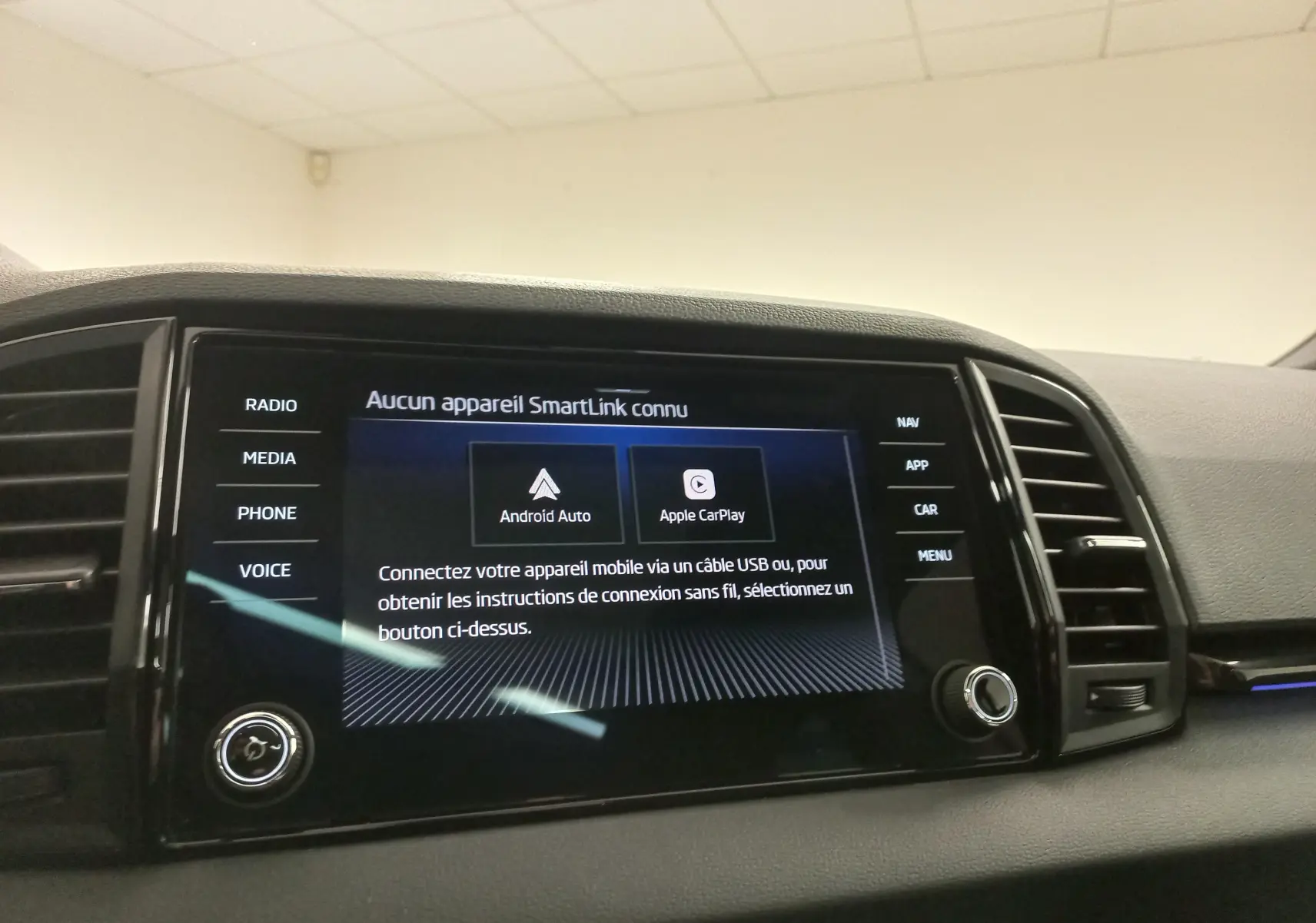 Écran tactile central du tableau de bord du Skoda Karoq 2025 affichant les options Android Auto et Apple CarPlay.