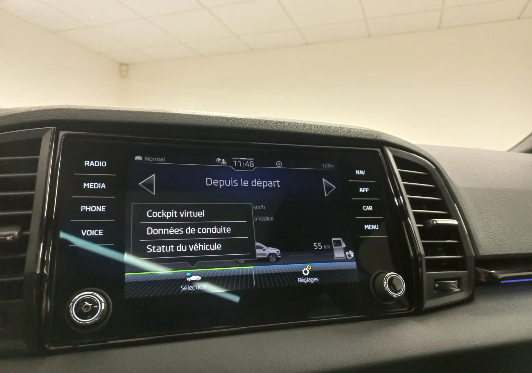 Écran tactile central du Skoda Karoq 2025 affichant le menu "Depuis le départ" avec options de conduite.