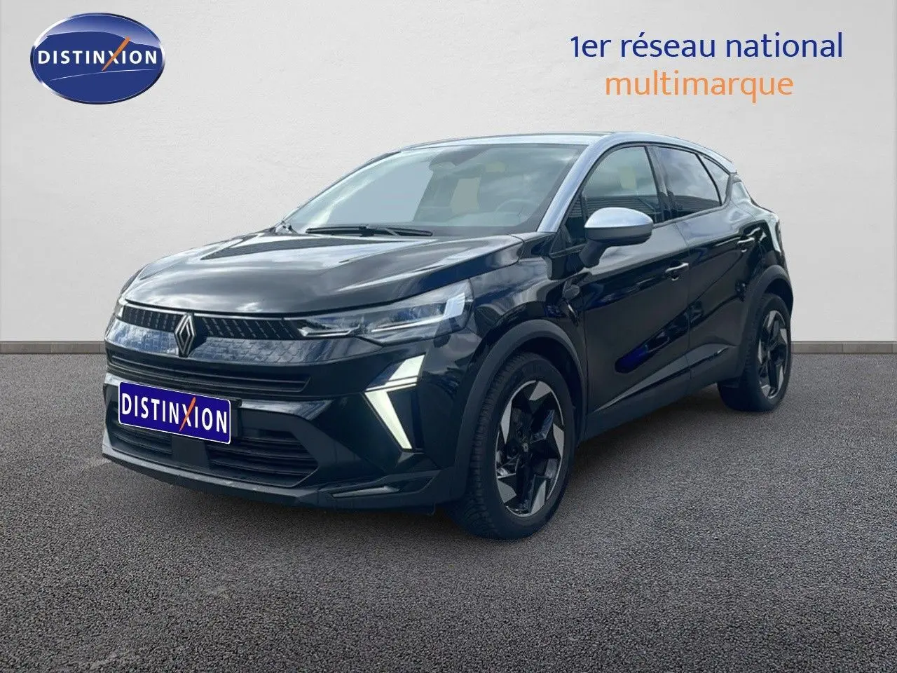 Renault Captur 2025 noir étoile métal avec toit gris, vue 3/4 avant mettant en valeur ses feux LED et jantes biton.