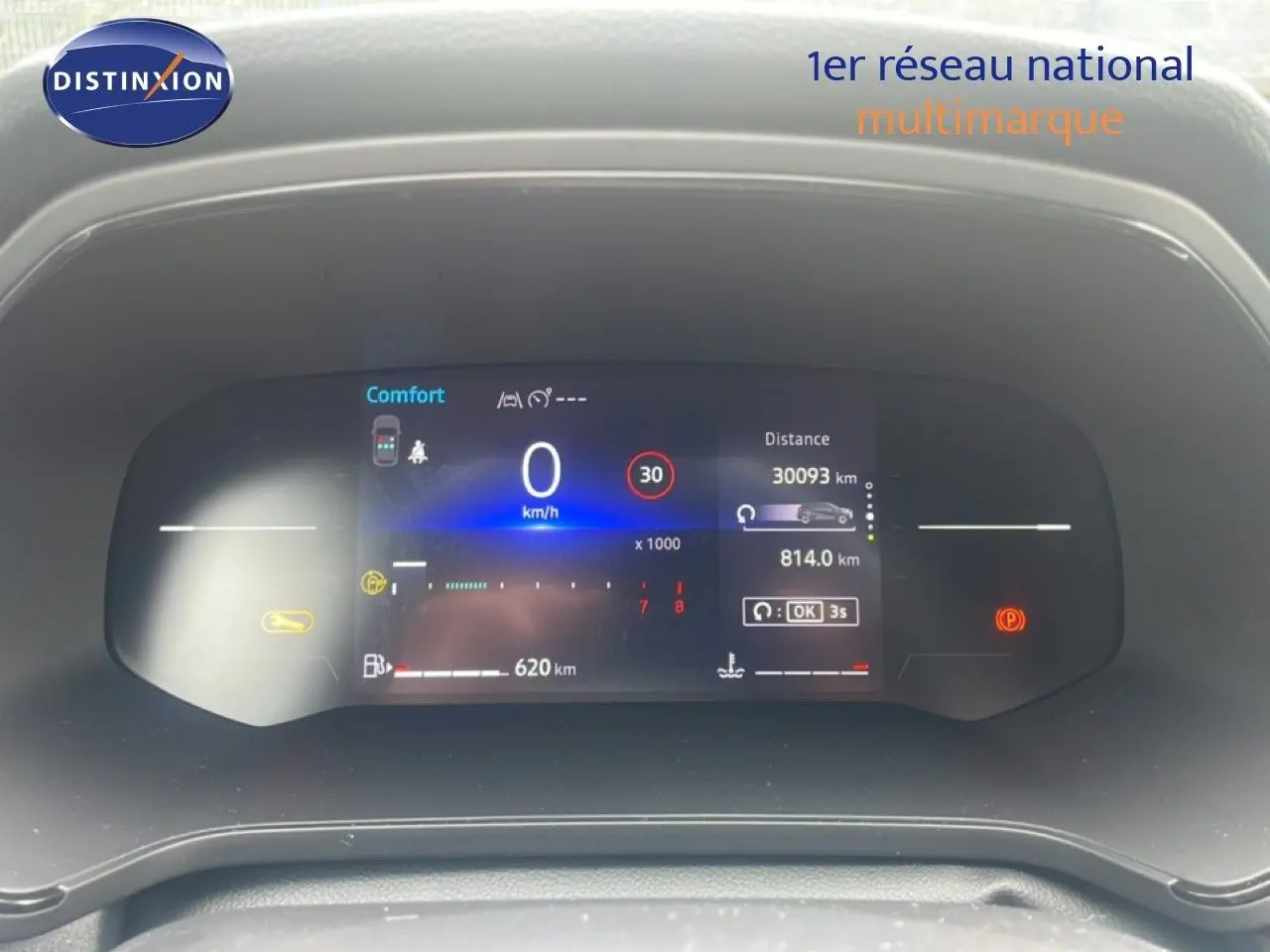 Vue rapprochée du tableau de bord numérique du Renault Captur 2025 affichant la vitesse, la distance et l'autonomie.