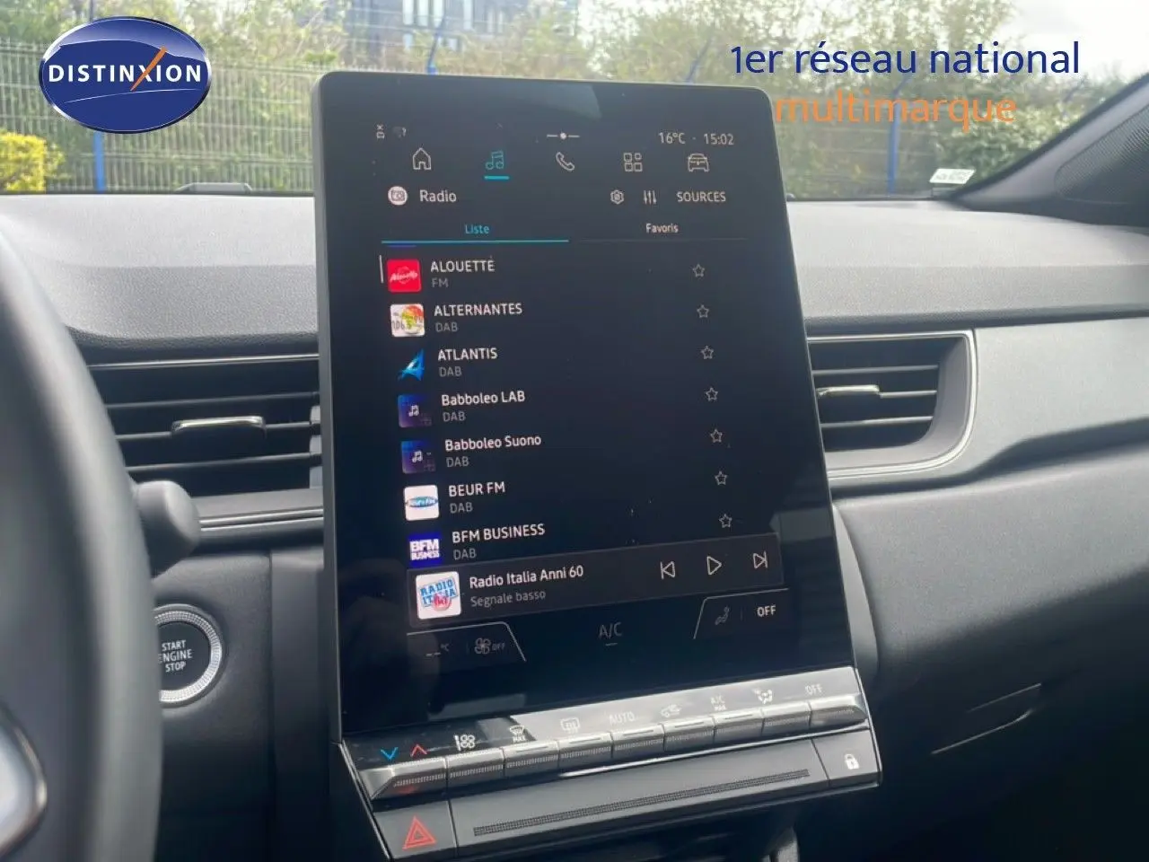 Vue intérieure centrée sur l'écran tactile vertical du tableau de bord du Renault Captur 2025, finition Technno.