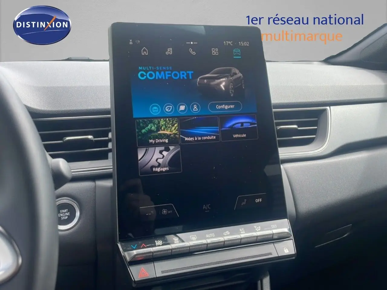 Vue rapprochée de l’écran tactile central du tableau de bord du Renault Captur 2025 noir étoile métal avec toit gris.