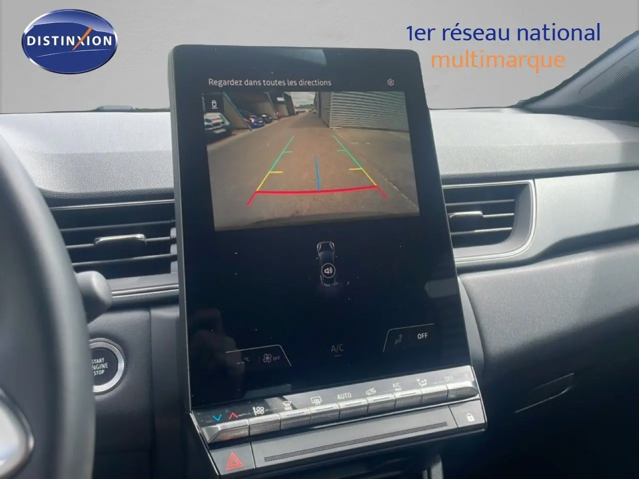 Vue intérieure centrée sur l'écran tactile affichant la caméra de recul du Renault Captur noir étoile métal avec toit gris.