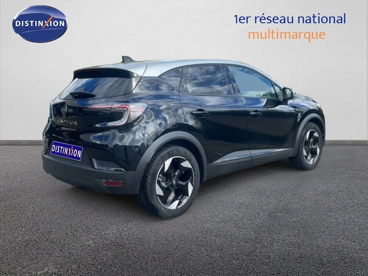 Vue 3/4 arrière droite du Renault Captur noir étoile métal avec toit gris, roues alliage bicolores et feux LED distinctifs.