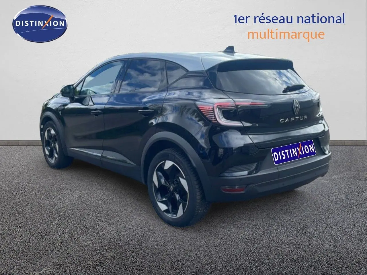 Vue 3/4 arrière droite du Renault Captur noir étoile métal avec toit gris, mettant en valeur ses feux LED et jantes biton.