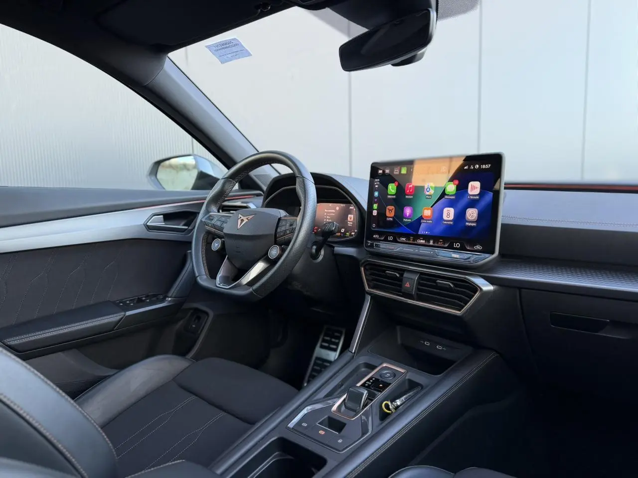 Intérieur avant droit du CUPRA Formentor 2025, tableau de bord noir avec écran tactile et volant Supersports cuir.