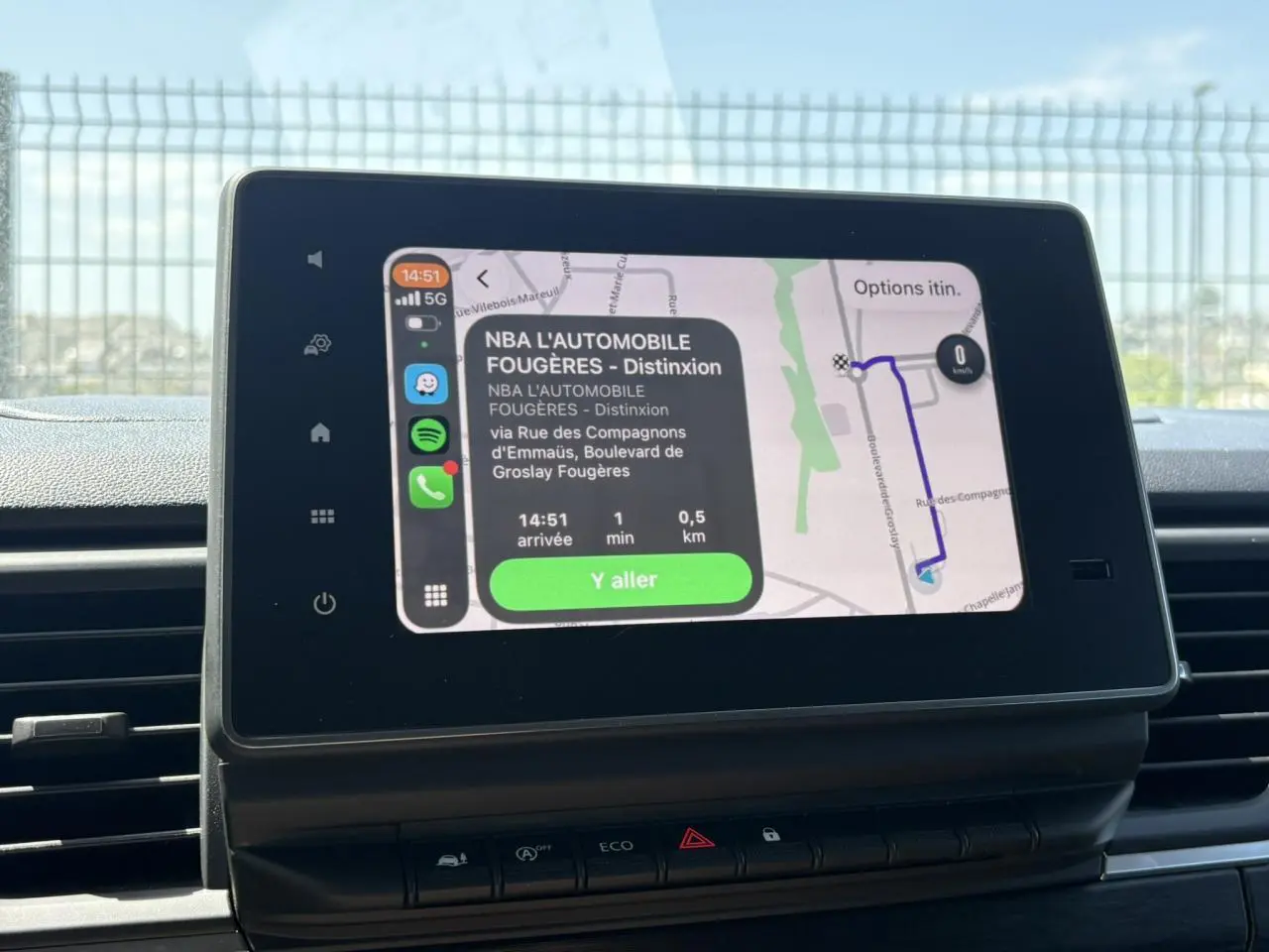 Écran tactile central du Nissan Primastar Combi 2025 affichant la navigation avec interface Apple CarPlay.