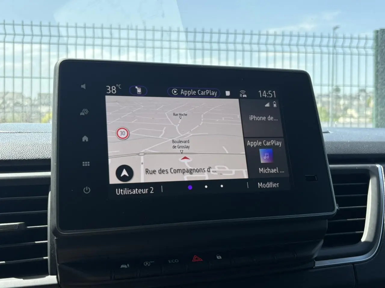 Écran tactile central du Nissan Primastar Combi 2025 affichant la navigation avec Apple CarPlay, vue intérieure frontale.