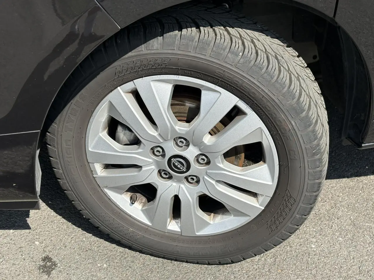 Gros plan sur la jante alliage 17'' argentée et pneu du Nissan Primastar Combi noir Minuit, roue arrière côté gauche.