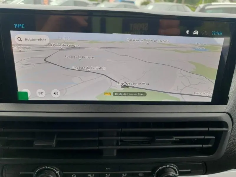 Écran central tactile du Citroën Jumpy 2025 gris Titane, affichant la navigation GPS avec carte routière.