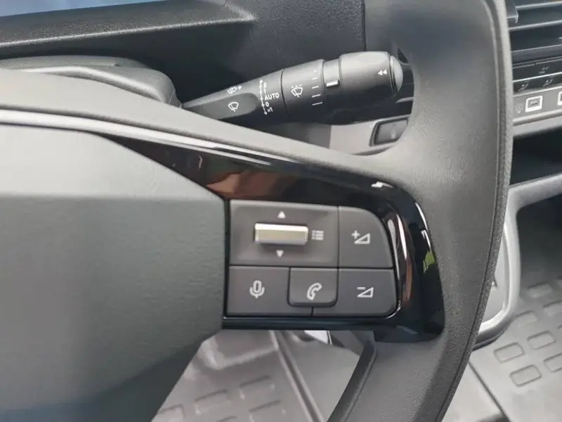 Gros plan sur les commandes audio et téléphone au volant du Citroën Jumpy 2025, intérieur noir/gris.