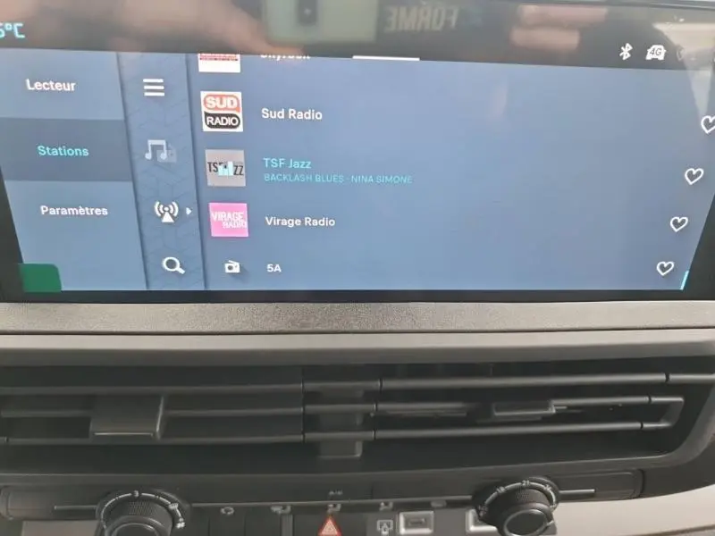 Écran tactile central affichant les stations radio dans l'habitacle du Citroën Jumpy gris Titane 2025.