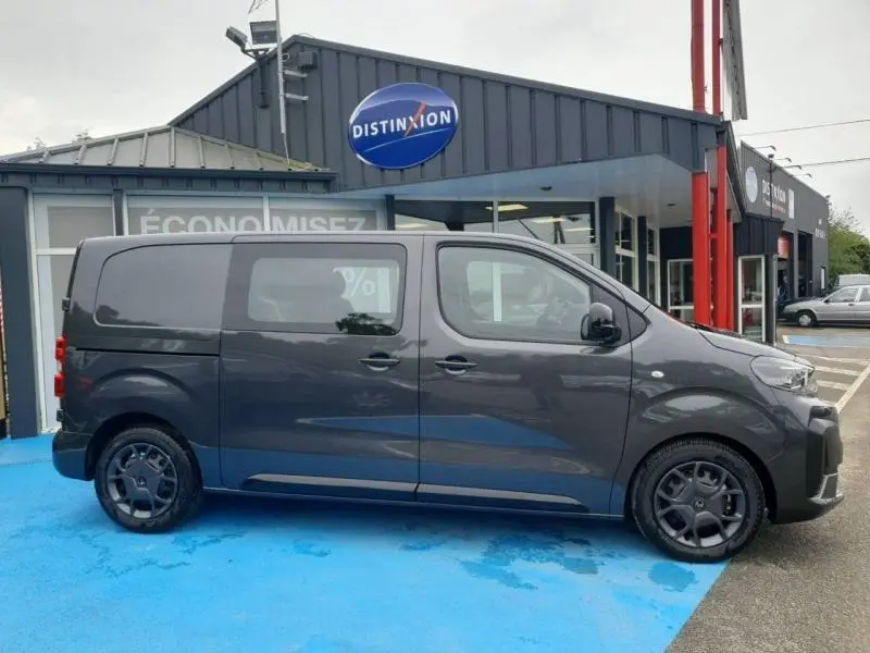 Vue de profil droit du Citroën Jumpy gris titane métal avec porte latérale coulissante et jantes foncées.