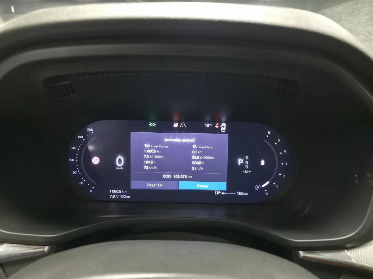 Vue rapprochée du combiné d'instruments digital du Volvo XC60 2023 affichant les données de trajet et la vitesse.