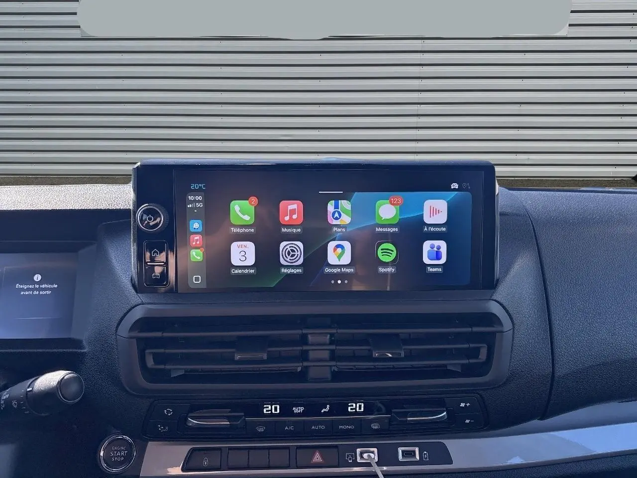 Écran tactile central affichant les applications connectées sur le tableau de bord noir du Citroën Jumpy 2026.