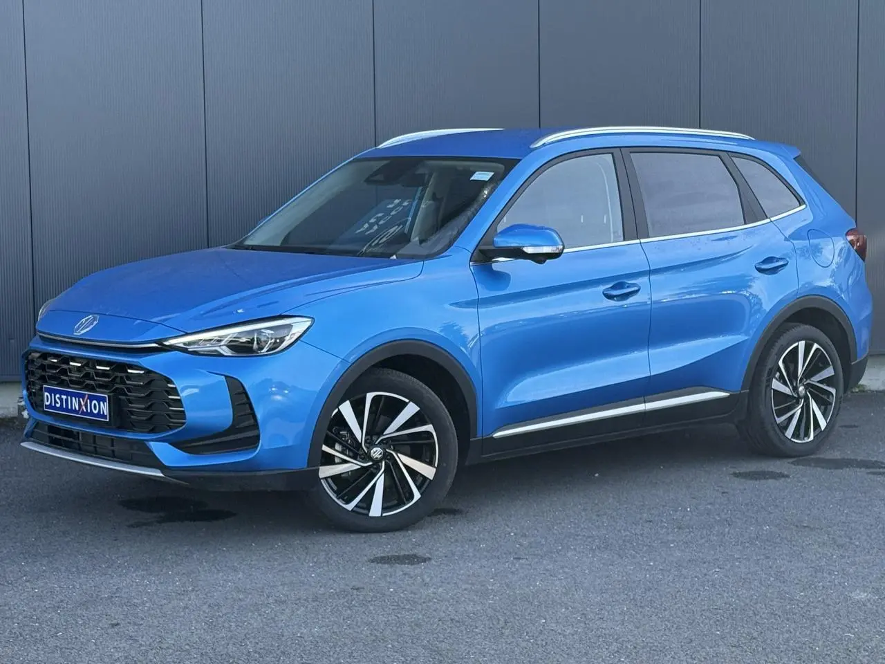 MG Motor ZS 1.5 Hybrid+ 197 Luxury bleu Como en 3/4 avant droit avec jantes alliage 18 pouces.