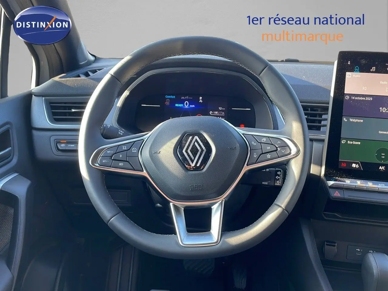 Vue intérieure centrée sur le volant du Renault Captur 2025, avec tableau de bord numérique et écran tactile visible.