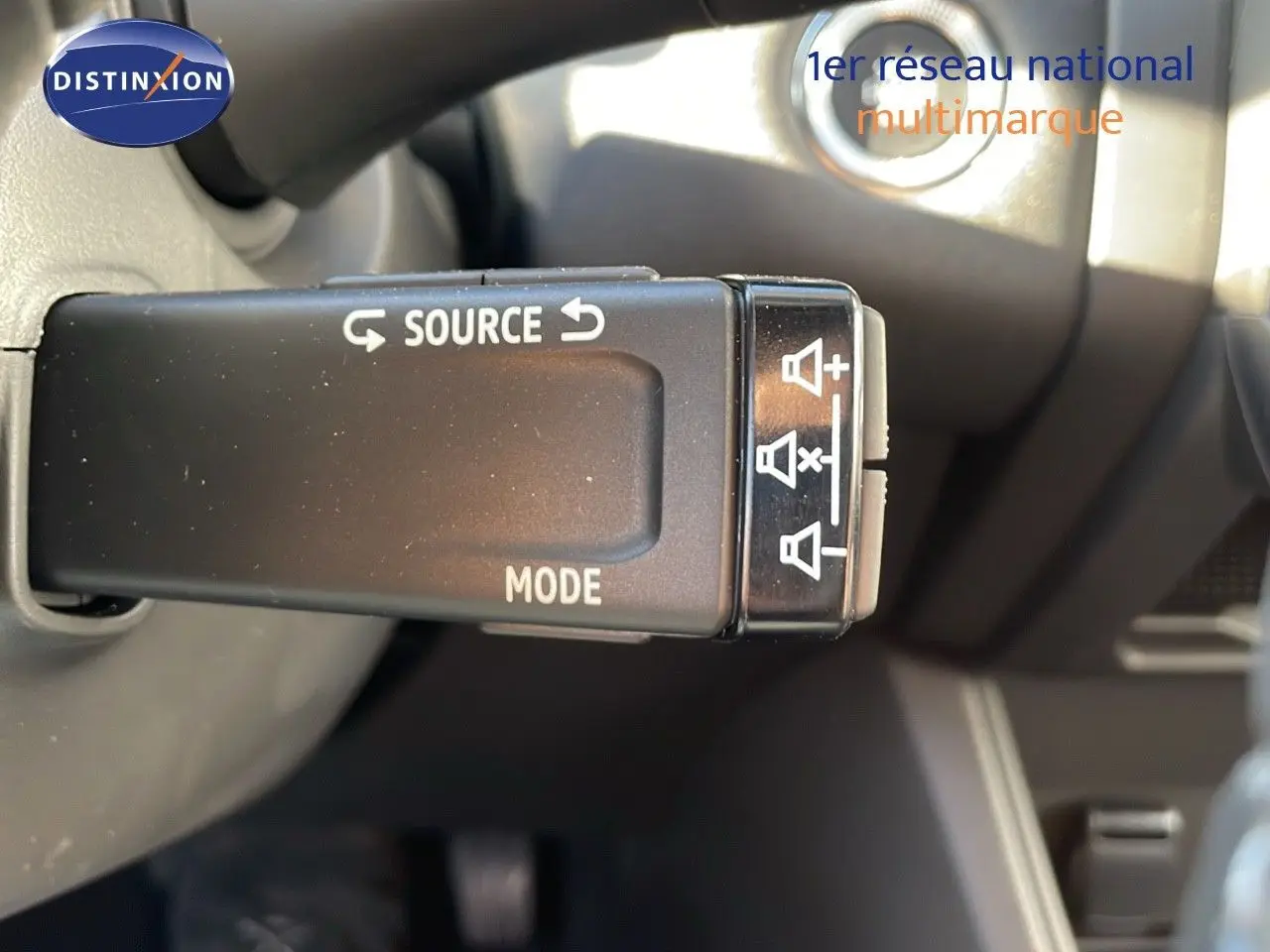 Gros plan sur la commande audio au volant du Renault Captur 2025, avec les boutons source et mode visibles.