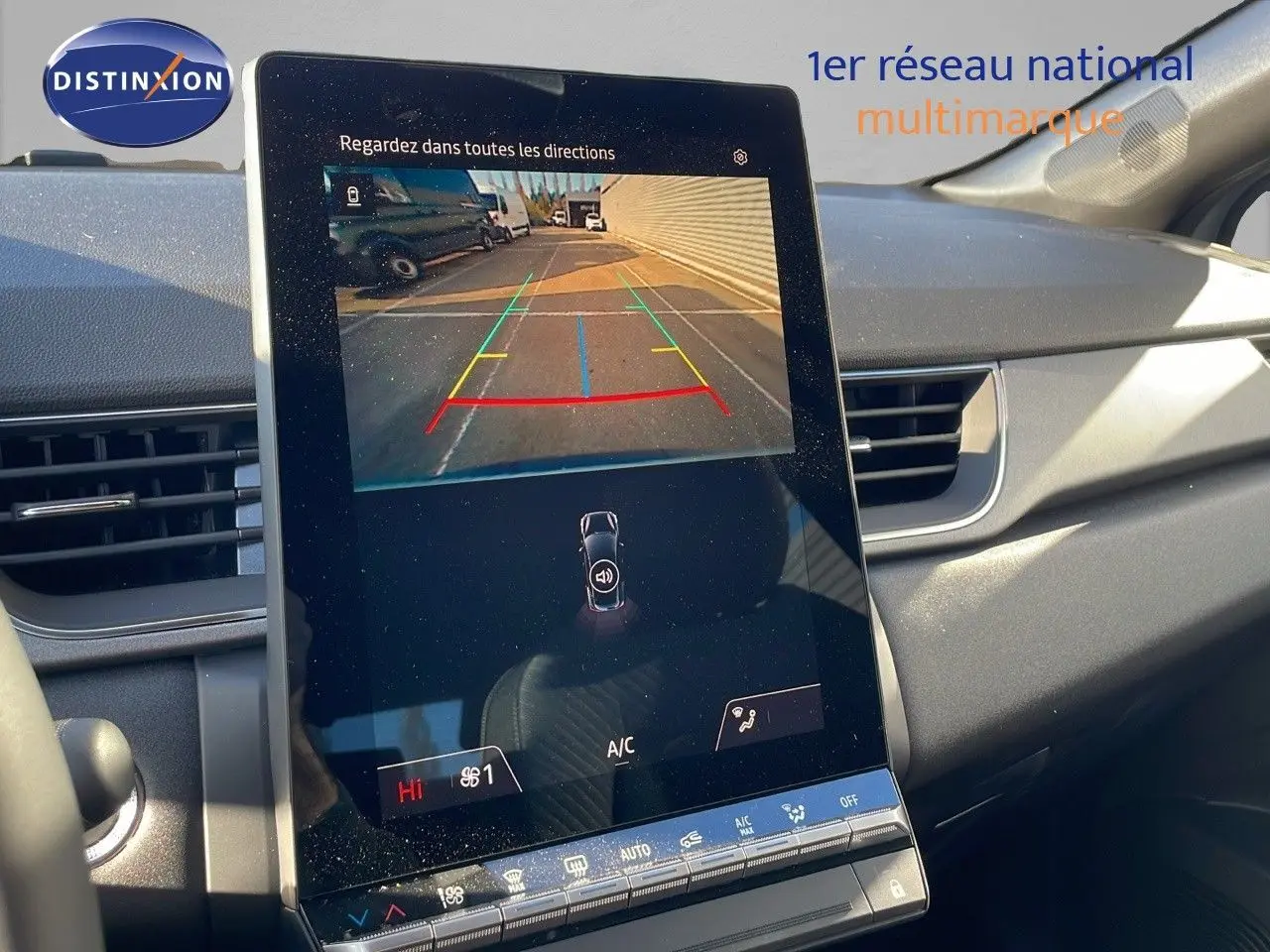 Écran central du tableau de bord du Renault Captur 2025 affichant la caméra de recul en intérieur gris clair.