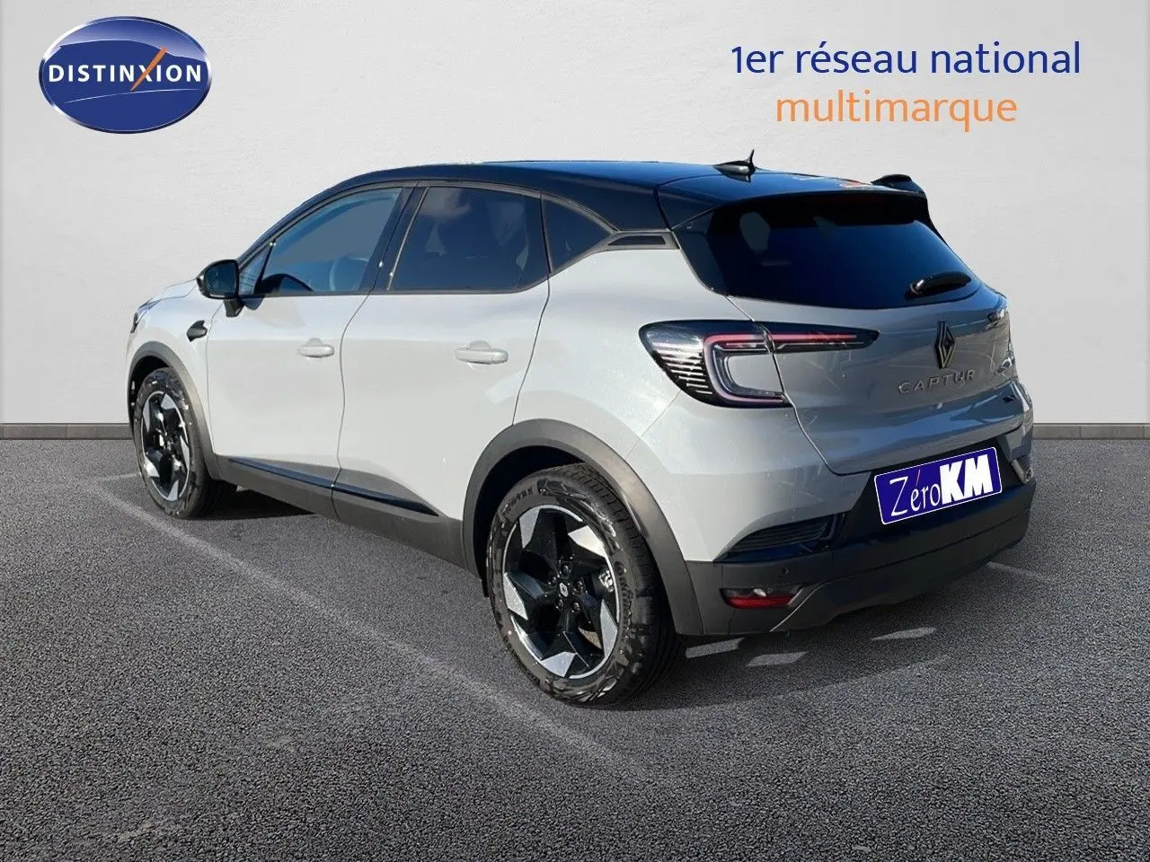 Renault Captur 2025 gris Rafale métal avec toit noir, vue 3/4 arrière droit mettant en valeur ses jantes biton.