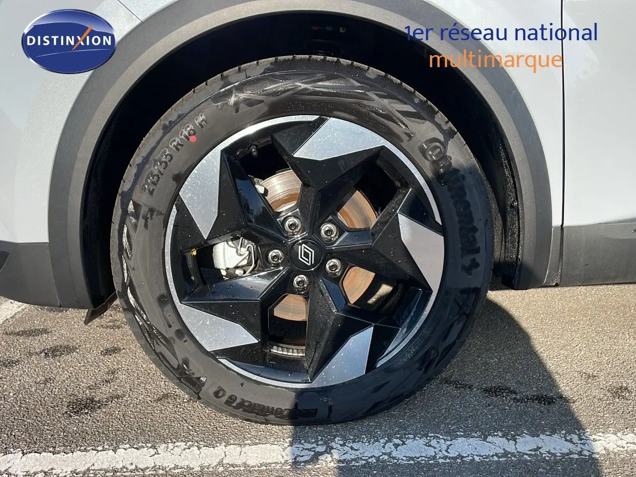 Gros plan sur la roue avant gauche du Renault Captur gris Rafale métal avec jante noire et argentée design géométrique.