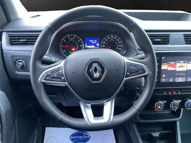 Vue rapprochée du volant multifonction Renault Express Van 2023 avec tableau de bord et écran tactile Easy Link 8 pouces.