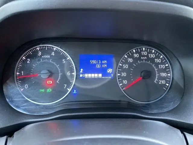 Tableau de bord du Renault Express Van 2023 montrant compte-tours, compteur de vitesse et écran digital bleu avec 59013 km.