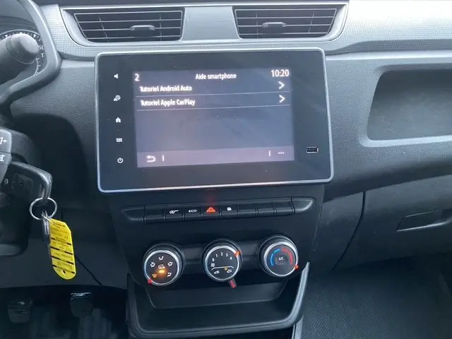 Tableau de bord noir du Renault Express Van 2023 avec écran tactile Easy Link 8" et commandes de climatisation manuelle.