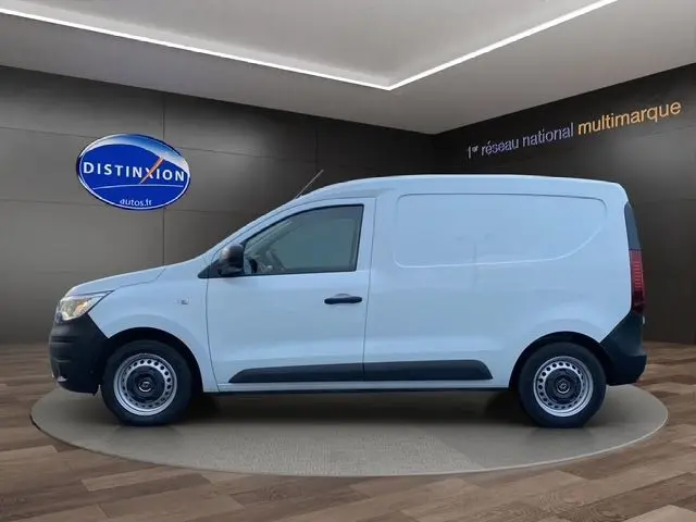 Profil côté gauche d'un utilitaire blanc Renault Express Van 2023 avec porte latérale coulissante et jantes tôles noires.