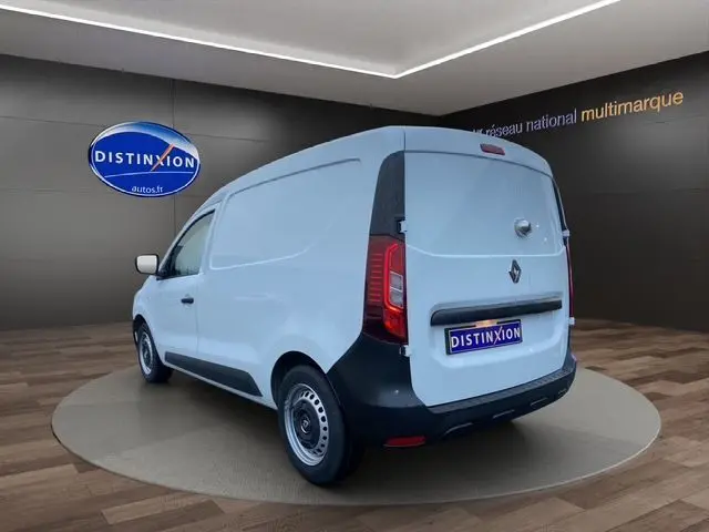 Renault Express Van blanc vu en 3/4 arrière droit, avec boucliers noirs et porte latérale coulissante tôlée.