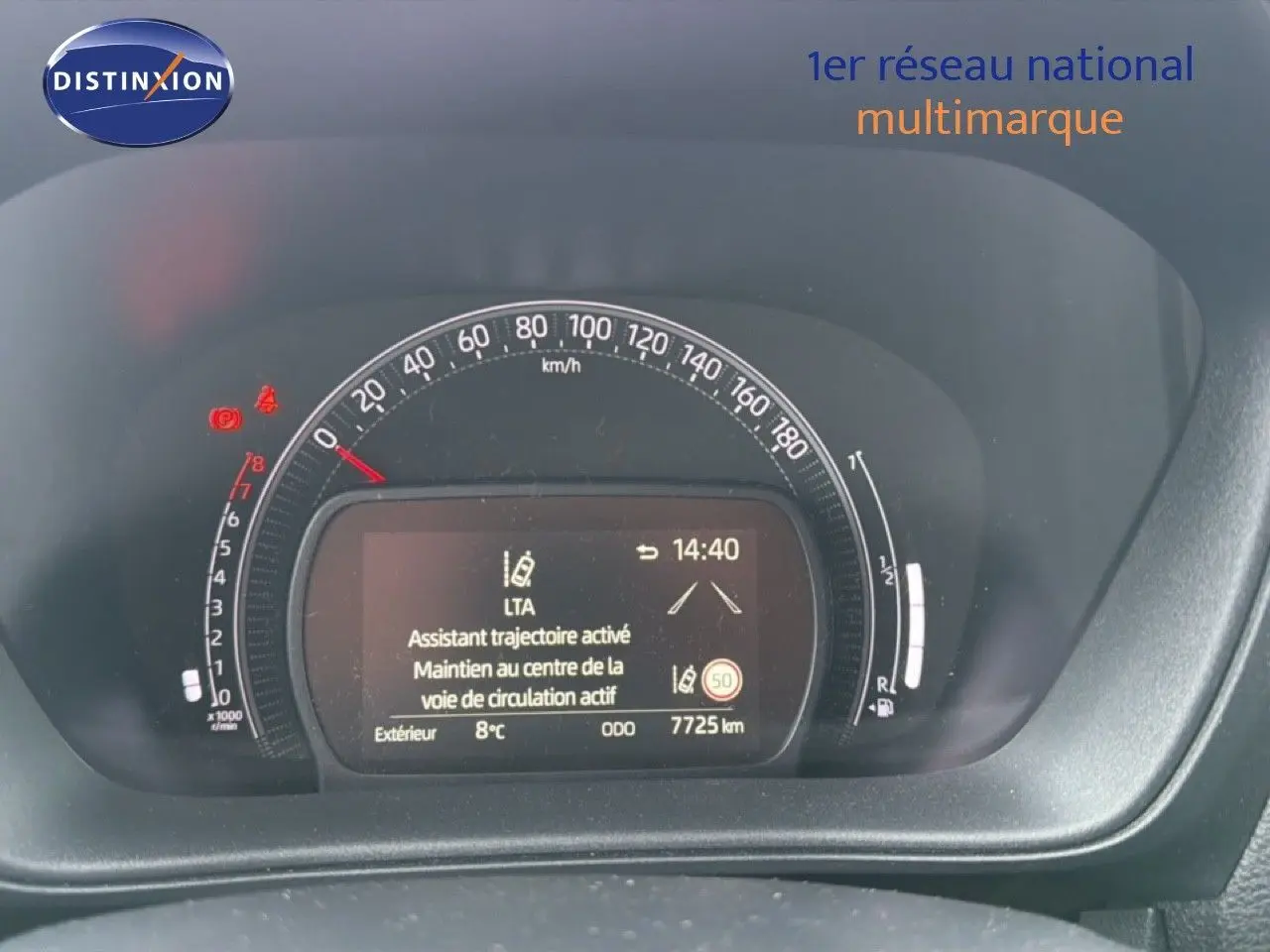 Tableau de bord de Toyota Aygo X noir 2025, affichage digital avec assistant trajectoire et compteur km/h.