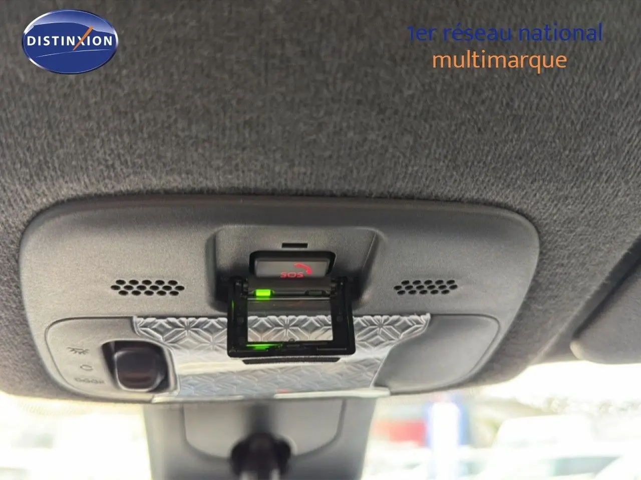 Vue intérieure du toit de la Toyota Aygo X 2025, montrant le plafonnier avec bouton SOS et éclairage intégré.