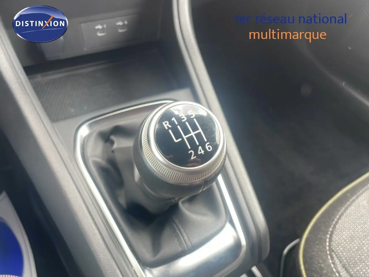 Le levier de vitesses manuel en gros plan dans l'habitacle du Renault Captur noir étoile métal avec toit gris.