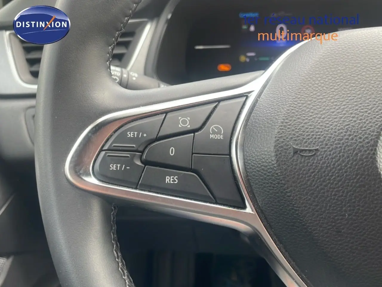 Gros plan sur les commandes de régulateur de vitesse au volant du Renault Captur 2025, finition Technno.