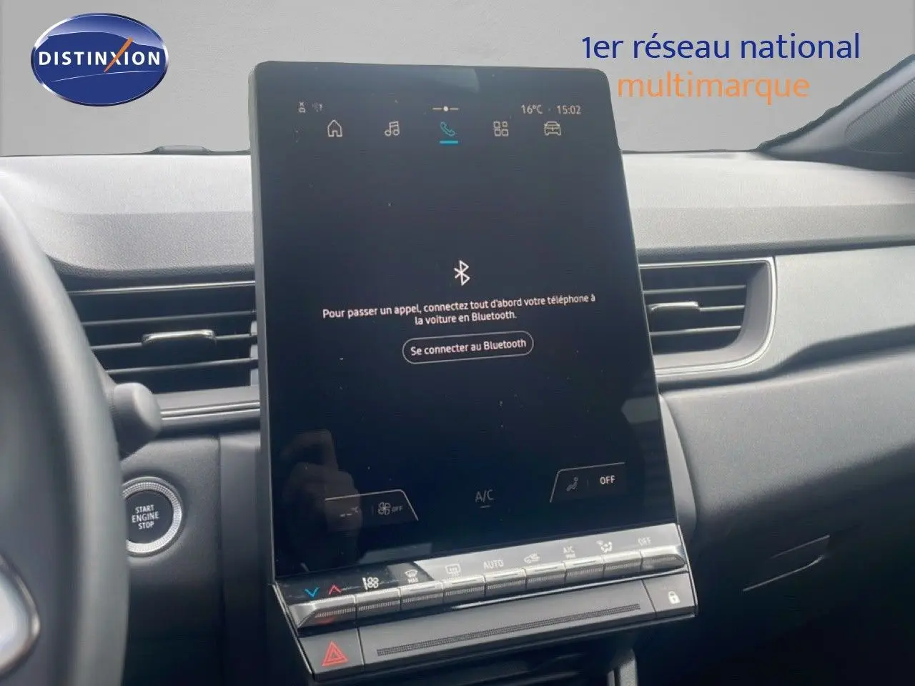 Vue intérieure centrée sur l'écran tactile vertical du tableau de bord du Renault Captur noir étoile métal avec toit gris.