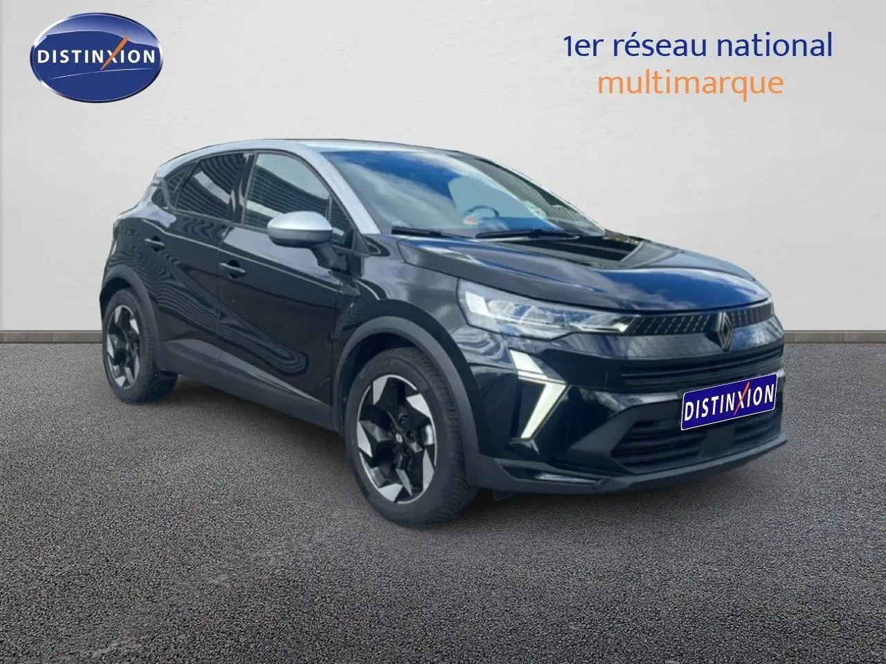 Renault Captur 2025 noir étoile métal avec toit gris, vue 3/4 avant droit mettant en valeur ses optiques LED et jantes biton.