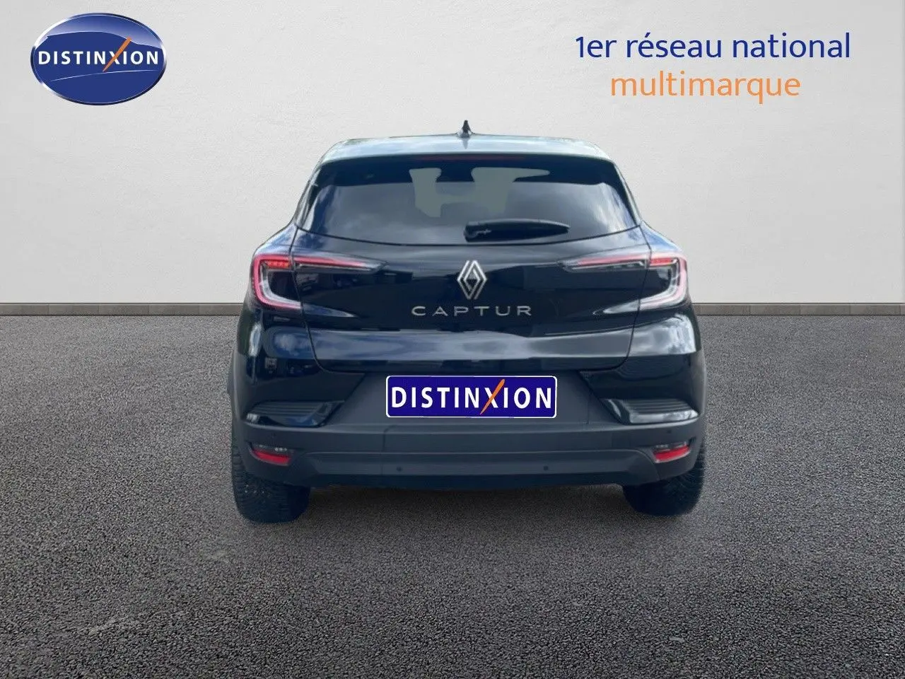 Vue arrière d’un Renault Captur noir étoile métal avec toit gris, mettant en valeur ses feux LED fins et son logo central.