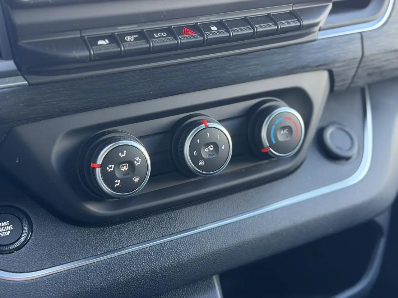 Détail des commandes de climatisation et ventilation du tableau de bord du Nissan Primastar gris Comète 2025.