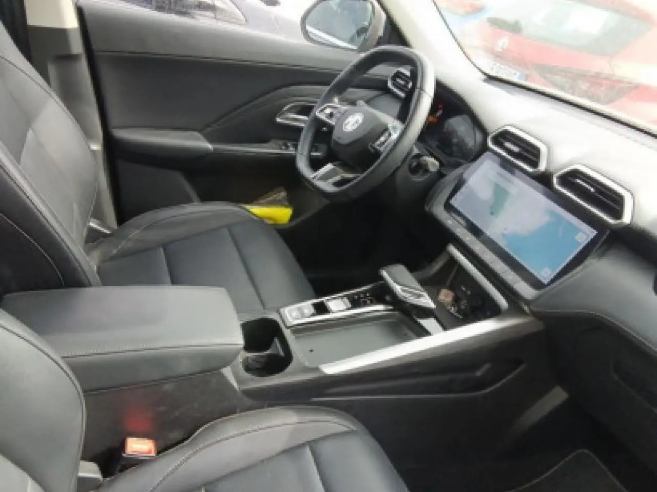 Intérieur avant du MG ZS 1.5 Hybrid+ 2025, vue côté conducteur, sellerie noire et écran tactile 12,3 pouces.