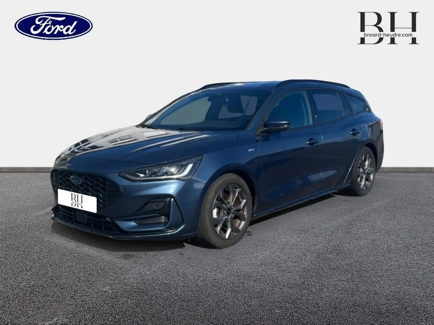 Ford Focus SW 2024 bleu azur métallisé vue 3/4 avant droit avec jantes alu et calandre noire sportive