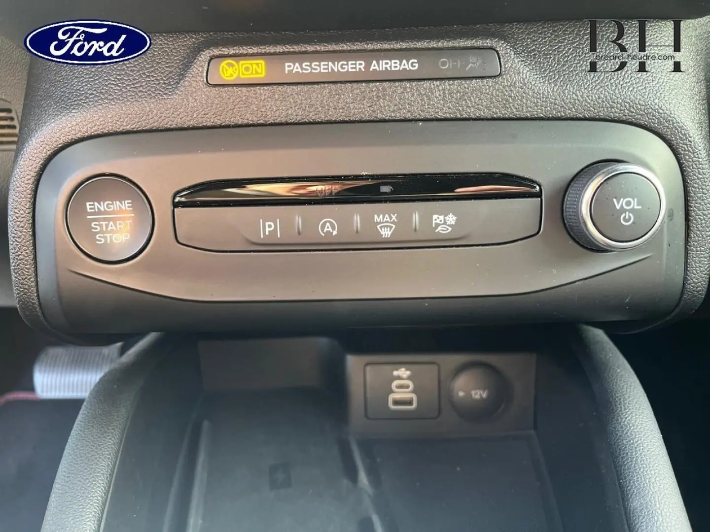 Gros plan sur la console centrale intérieure de la Ford Focus SW 2024 avec bouton start/stop et commandes climatisation.
