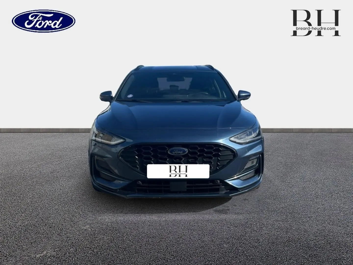 Vue de face d'une Ford Focus SW 2024 bleu azur métallisé avec calandre noire et phares LED fins.